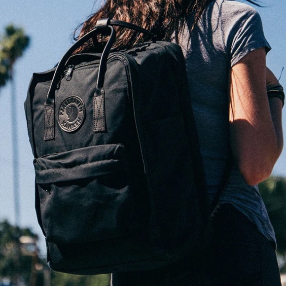 FJALLRAVEN KÅNKEN NO. 2 BLACK BACKPACK (LIKE NEW) - Picture 2 of 2